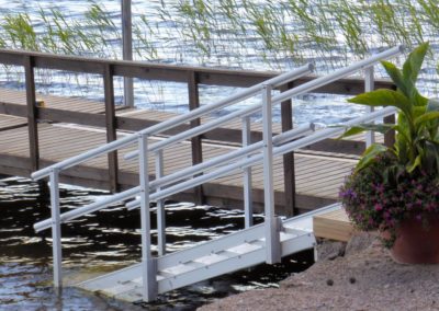 Alumiiniset uimaportaat laiturin vieressä