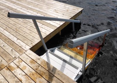 Uimaportaat, tumma vesi